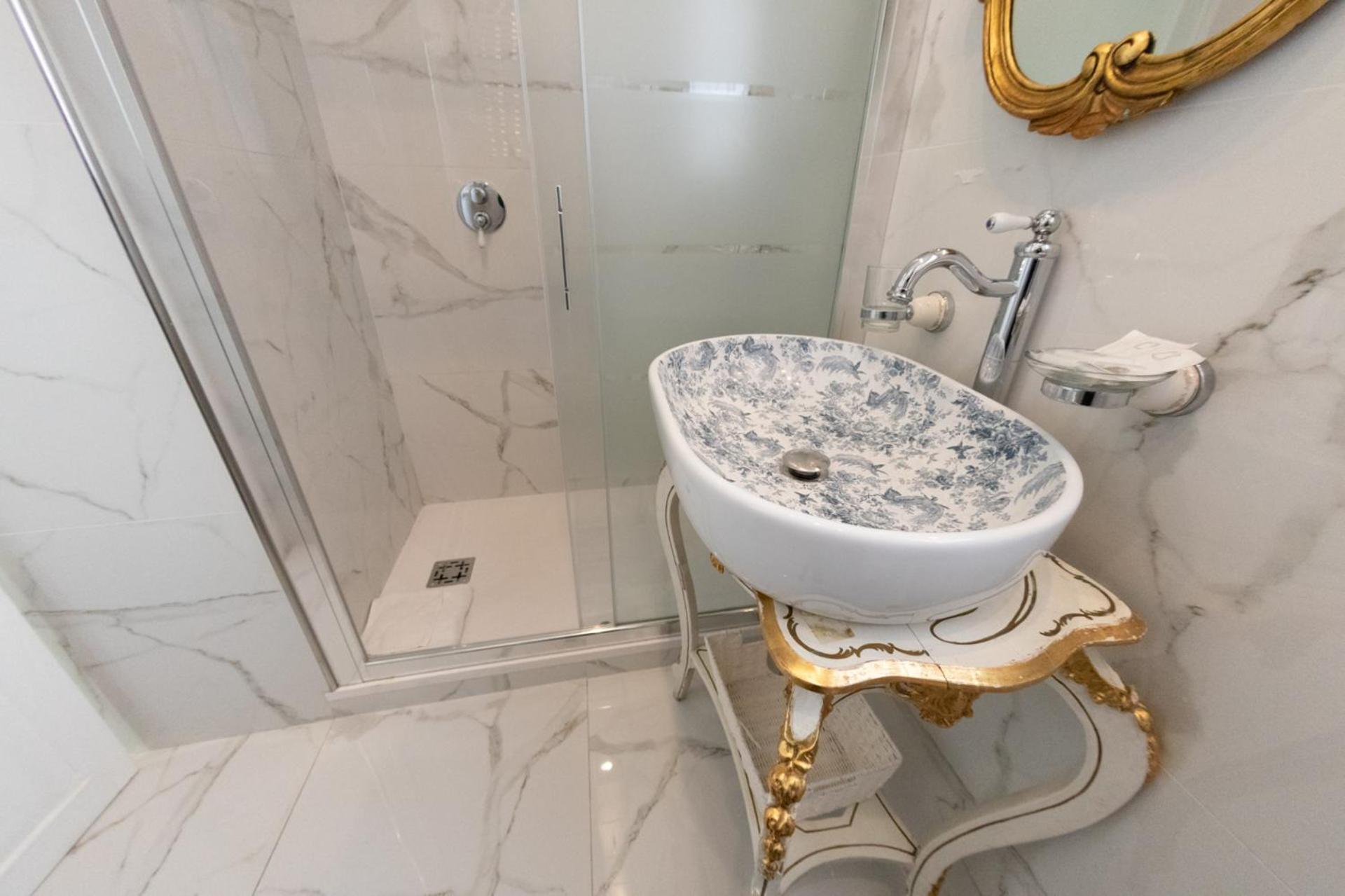 The Rent - Spacious Multi-room On Via Cavour Apartment