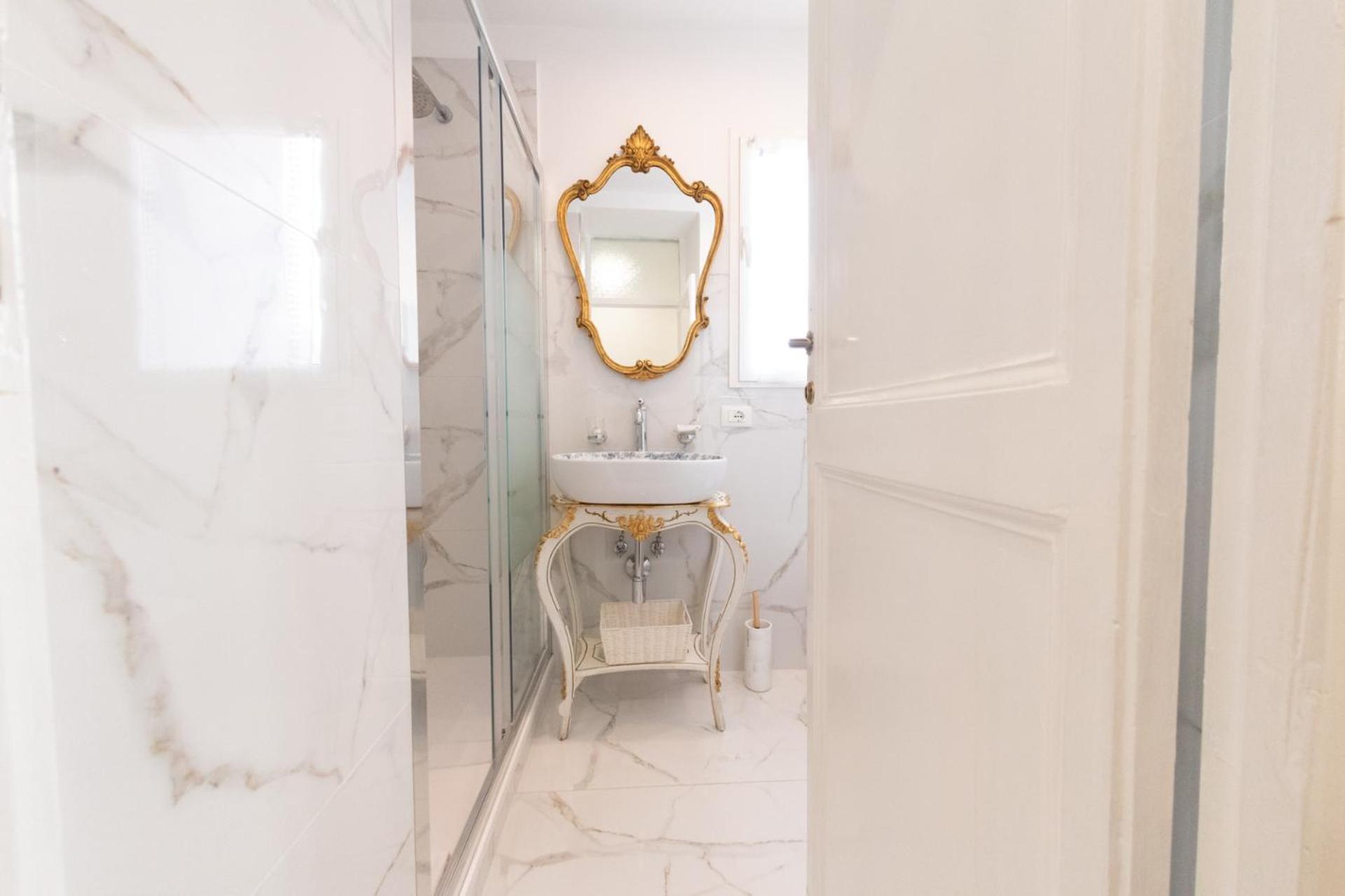 The Rent - Spacious Multi-room On Via Cavour Apartment *