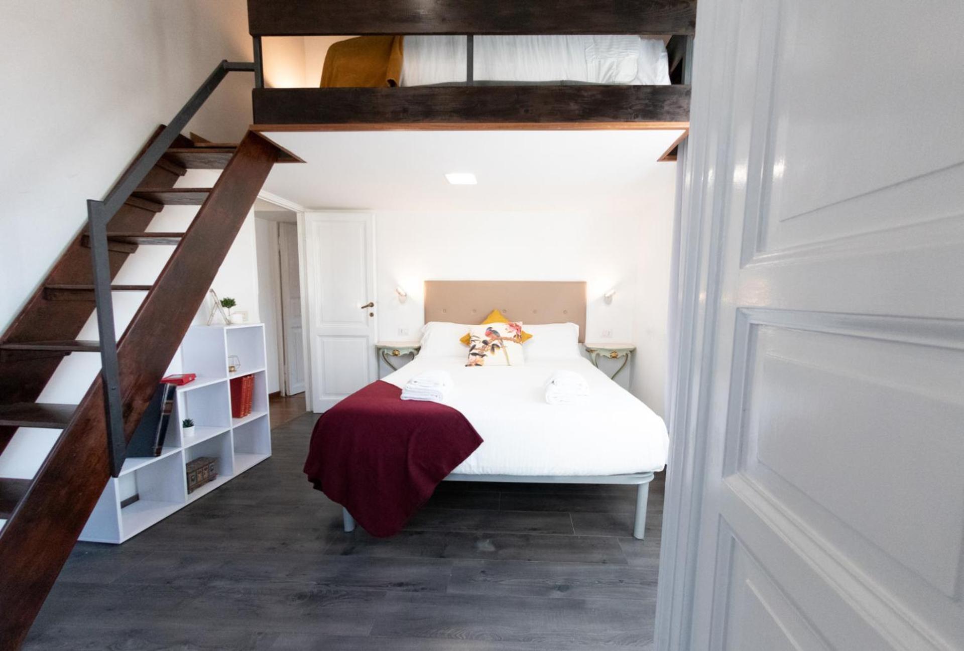 The Rent - Spacious Multi-room On Via Cavour Apartment *