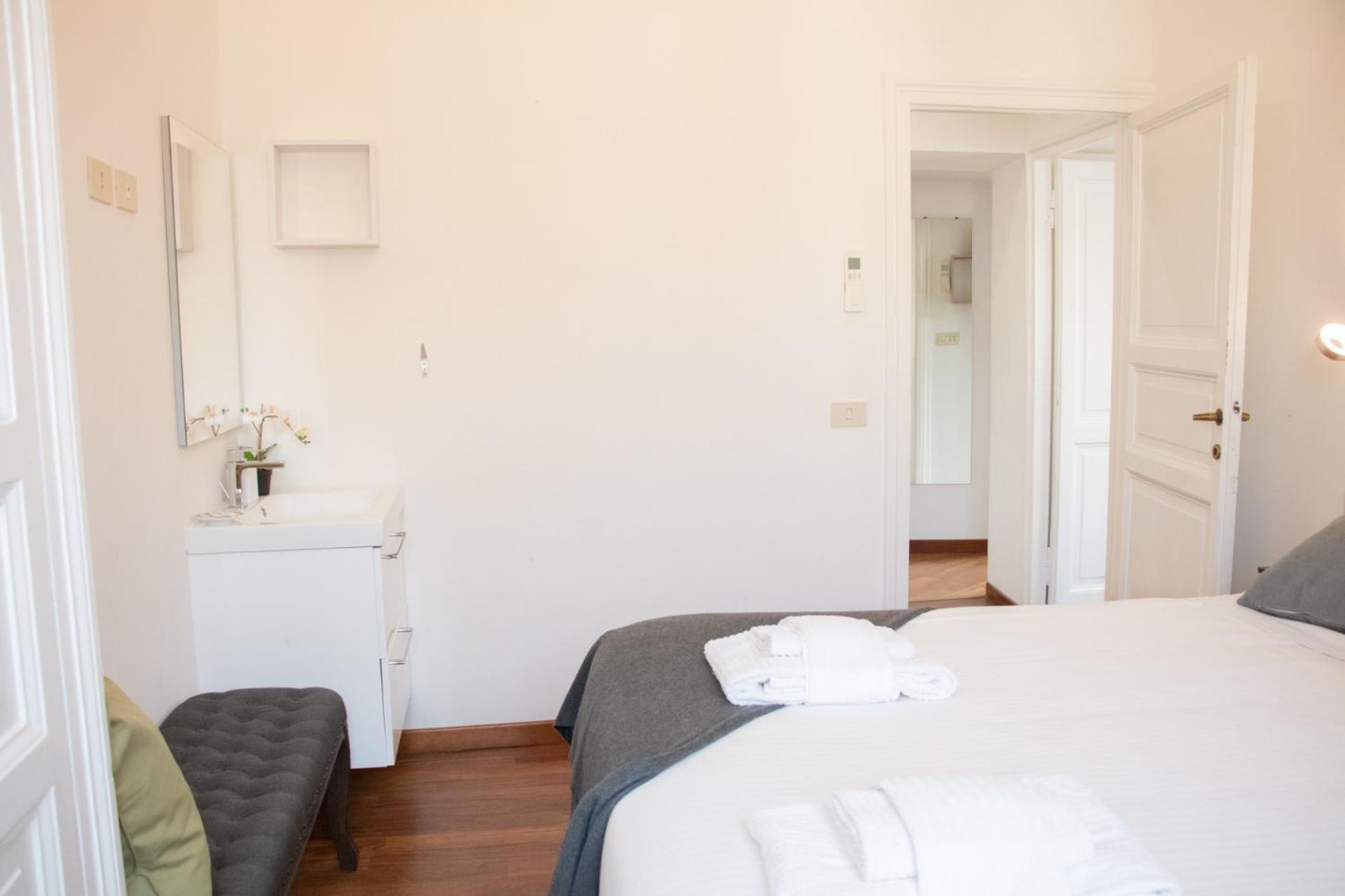 The Rent - Spacious Multi-room On Via Cavour Apartment